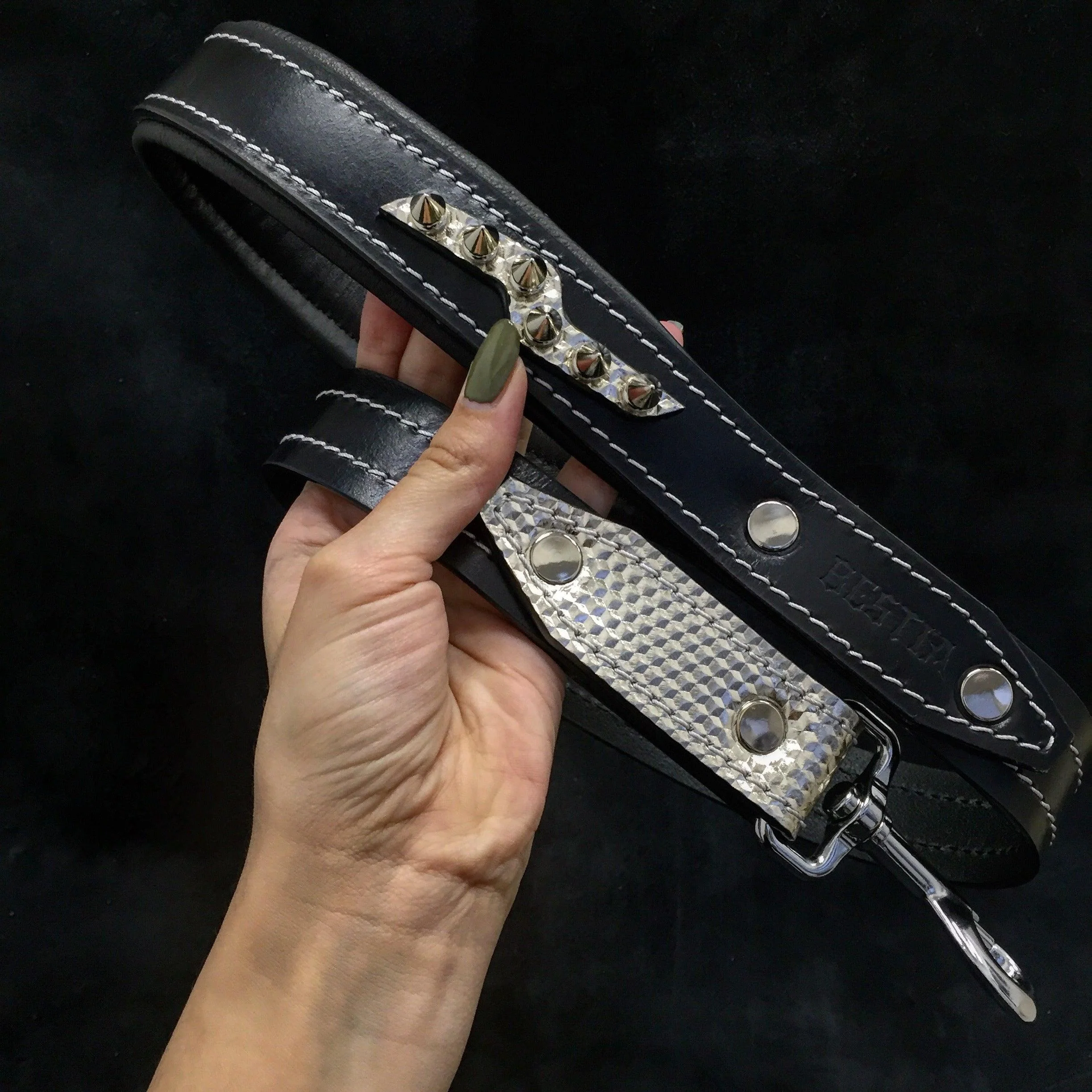 The ''Platinum'' leash - Image 2